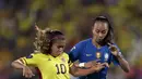 Pemain Brasil Adriana (kanan) dan berebut bola dengan pemain Kolombia Leicy Santos pada pertandingan final sepak bola Copa America putri di Bucaramanga, Kolombia, 30 Juli 2022. Brasil menang 1-0. (AP Photo/Dolores Ochoa)