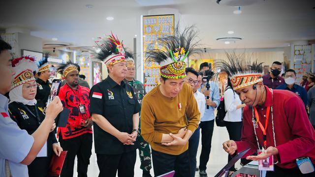 Presiden Jokowi mendukung pengembangan Containder,  aplikasi pengelolaan sampah karya anak muda Papua