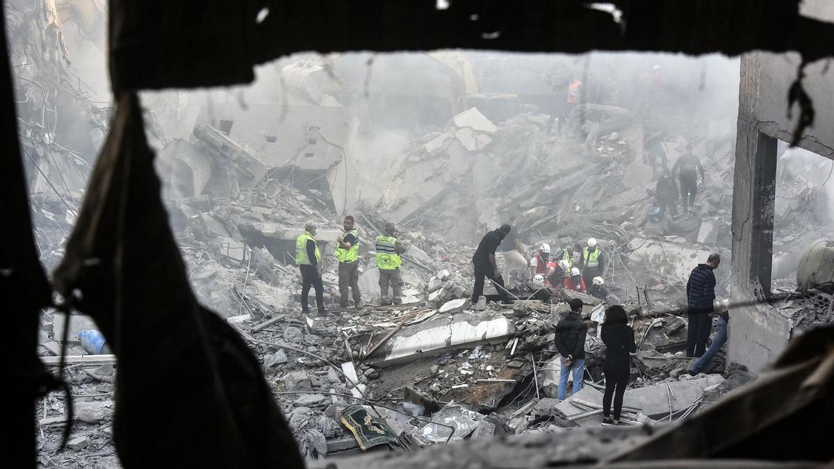 Kerahkan Alat Berat, Tim Penyelamat Berjibaku Cari Korban Serangan Israel di Permukiman Warga Beirut