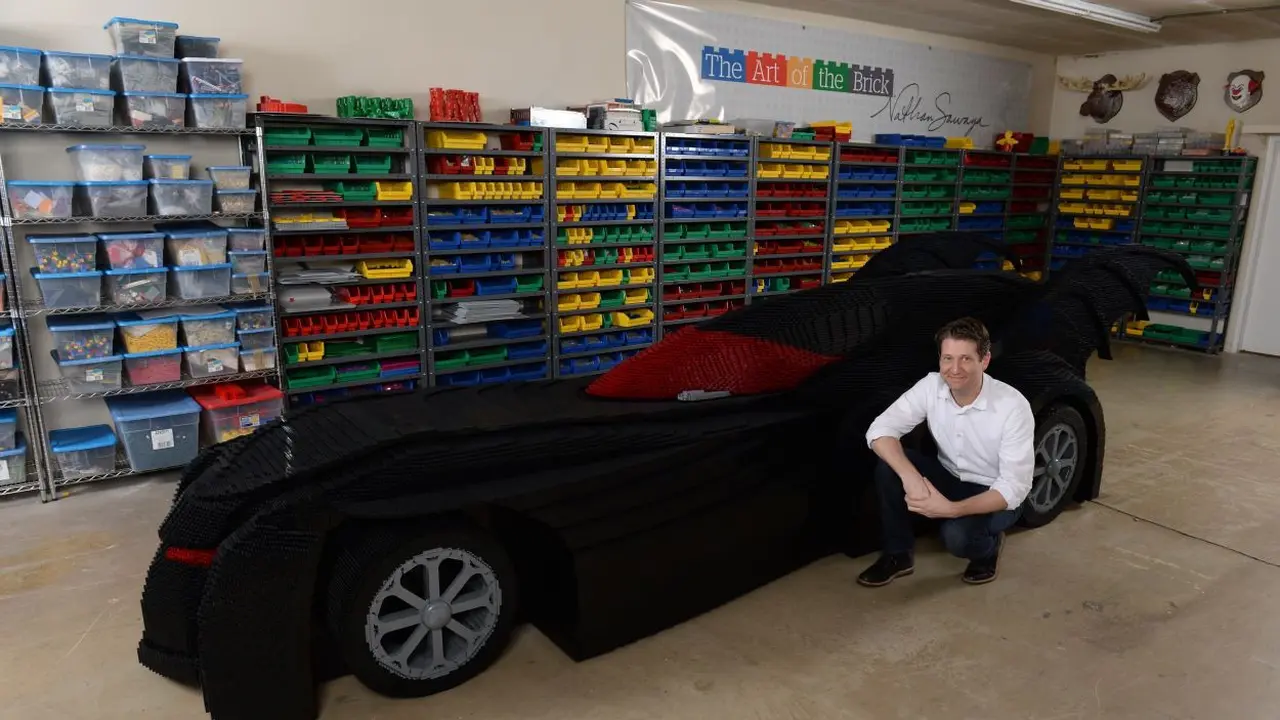 Batmobile Ini Dibangun dari 500 Ribu Lego