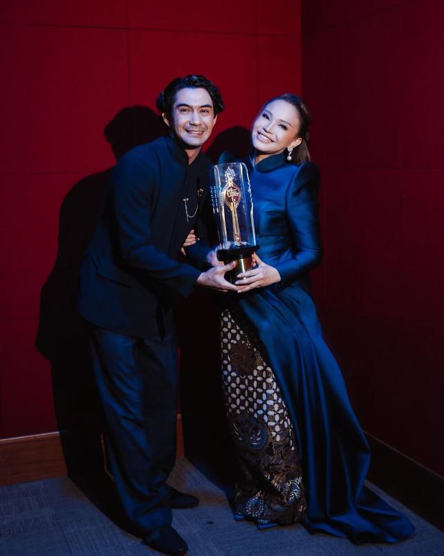 5. Pegang Piala Citra Bareng Reza Rahadian