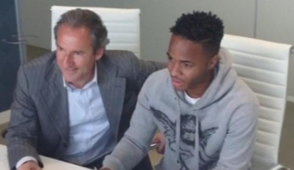 Raheem Sterling menandatangani kontrak lima tahun bersama Manchester City. (Twitter.com)