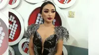 Seksinya Zaskia Gotik Pakai Gaun Belahan Dada Rendah