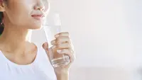 Ternyata Mitos Minum Setelah Makan Ganggu Pencernaan Sudah Ada Sejak Zaman Baheula