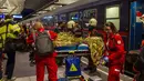 Seorang penumpang kereta yang terluka akibat dua gerbong kereta bertabrakan menerima perawatan dari tim medis di stasiun kereta api utama di Salzburg, Austria (20/4). (FMT/Wolfgang Moser/APA/AFP)