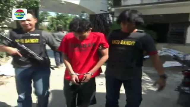 Nekat mencuri dan menjual mobil milik guru ngaji, seorang pria diamankan aparat kepolisian di Surabaya.