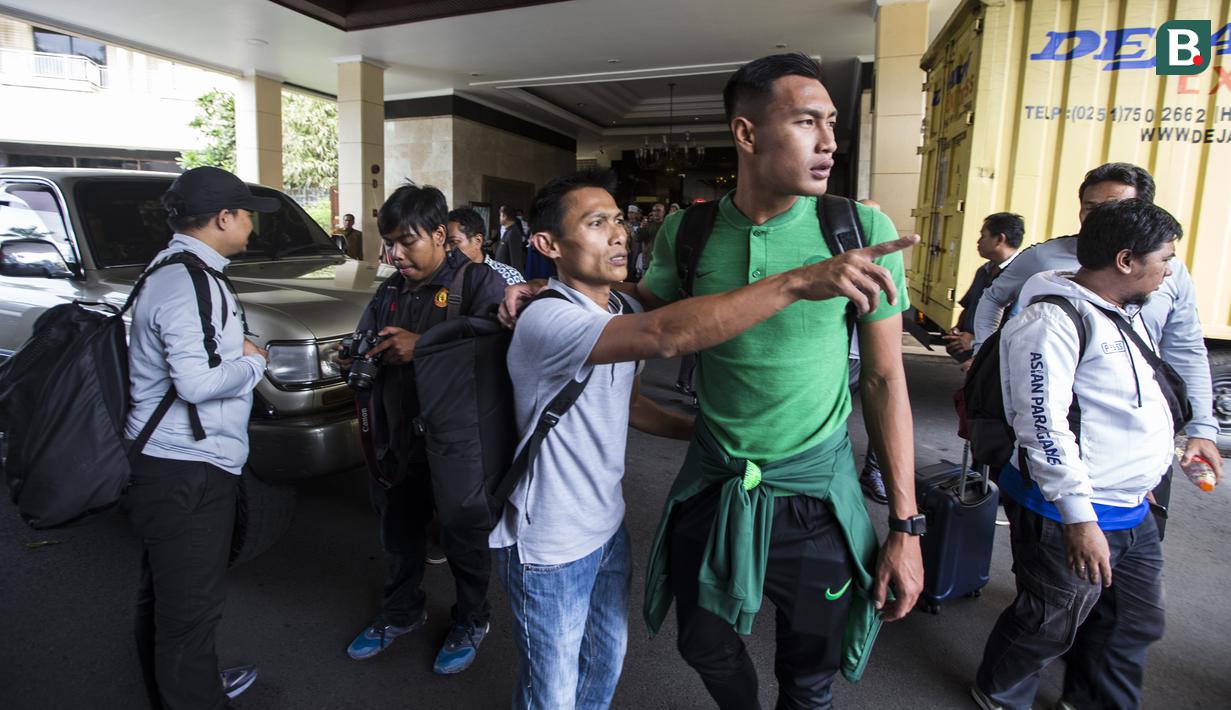 Pemain Timnas Indonesia, Hansamu Yama, bersiap ke Bandara Soetta dari Hotel Sultan, Jakarta, Rabu (14/11). Timnas Indonesia akan berangkat ke Thailand untuk laga Piala AFF 2018. (Bola.com/Vitalis Yogi Trisna)