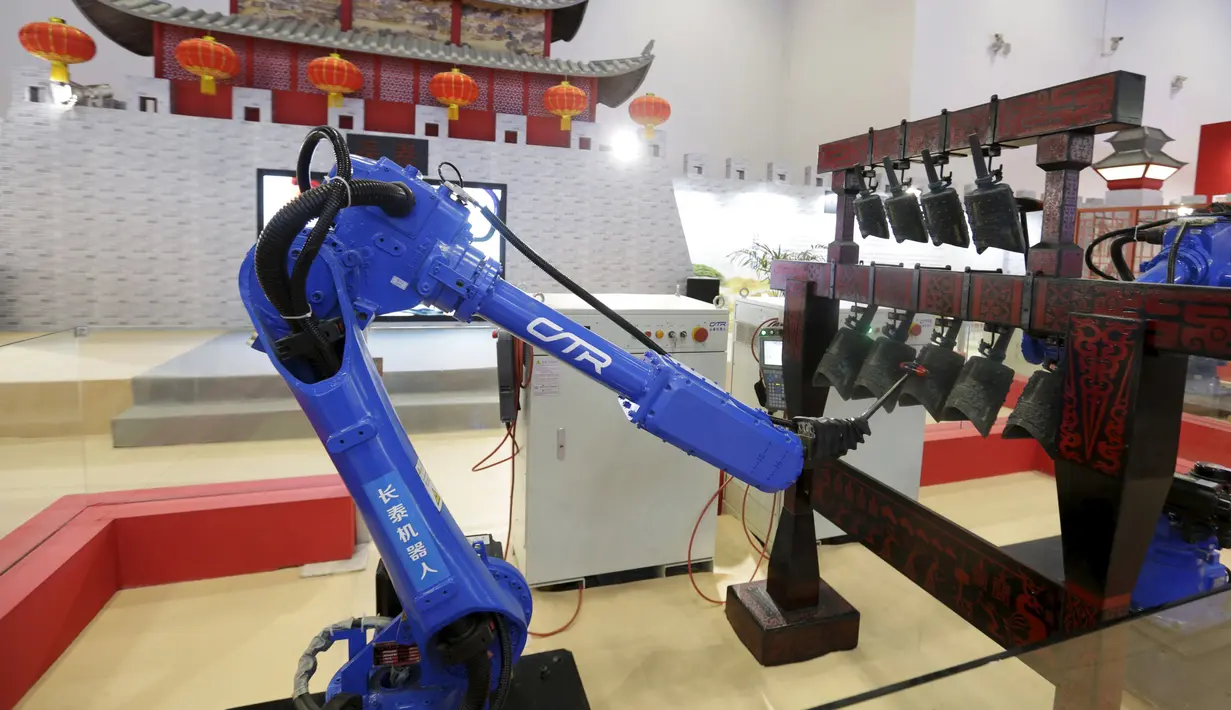 Dua robot CTR bermain lonceng kuno asli Cina pada Pameran Dunia Robot selama Konferensi Robot Dunia di Beijing, Cina,  (24/11). Konferensi robot ini diadakan selama tiga hari dari senin lalu. (REUTERS/Jason Lee)
