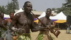 Sejumlah penari memperlihatkan tarian budaya Warangida Serkin Kagoro saat parade tahun baru di Kaduna, Nigeria (1/1/2016). Sejumlah daerah di Nigeria ikut berpartisipasi meramaikan acara tersebut. (Reuters) 