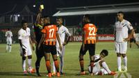 Wasit Hadiyana yang memimpin laga Perseru vs Semen Padang, Sabtu (11/6/2016) mendapat kritikan dari kubu tim urang awak. (Bola.com/Indonesiansc)