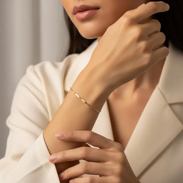 9 Gelang Emas Kombinasi Rantai dan Plat Kecil, Tampil Elegan Setiap Hari