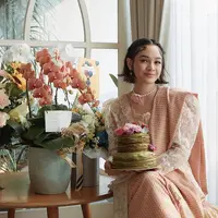 Andien Aisyah juga tampil bernuansa pastel dengan kebaya putih dipadukan selendang dan kain bawahan motif dan warna yang sama. [@andienaisyah]