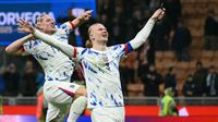 Di pertandingan terakhir Grup I Kualifikasi Piala Dunia 2026 zona Eropa melawan Italia, Haaland sukses mencetak dua gol dalam kurun waktu dua menit. Tampak dalam foto, kapten Timnas Norwegia, Erling Braut Haaland merayakan kemenangan bersama rekan setimnya, Julian Ryerson, setelah memenangkan pertandingan kualifikasi Piala Dunia 2026 zona Eropa antara Italia dan Norwegia di Stadion San Siro, Milan, pada 16 November 2025. (Alberto PIZZOLI/AFP)
