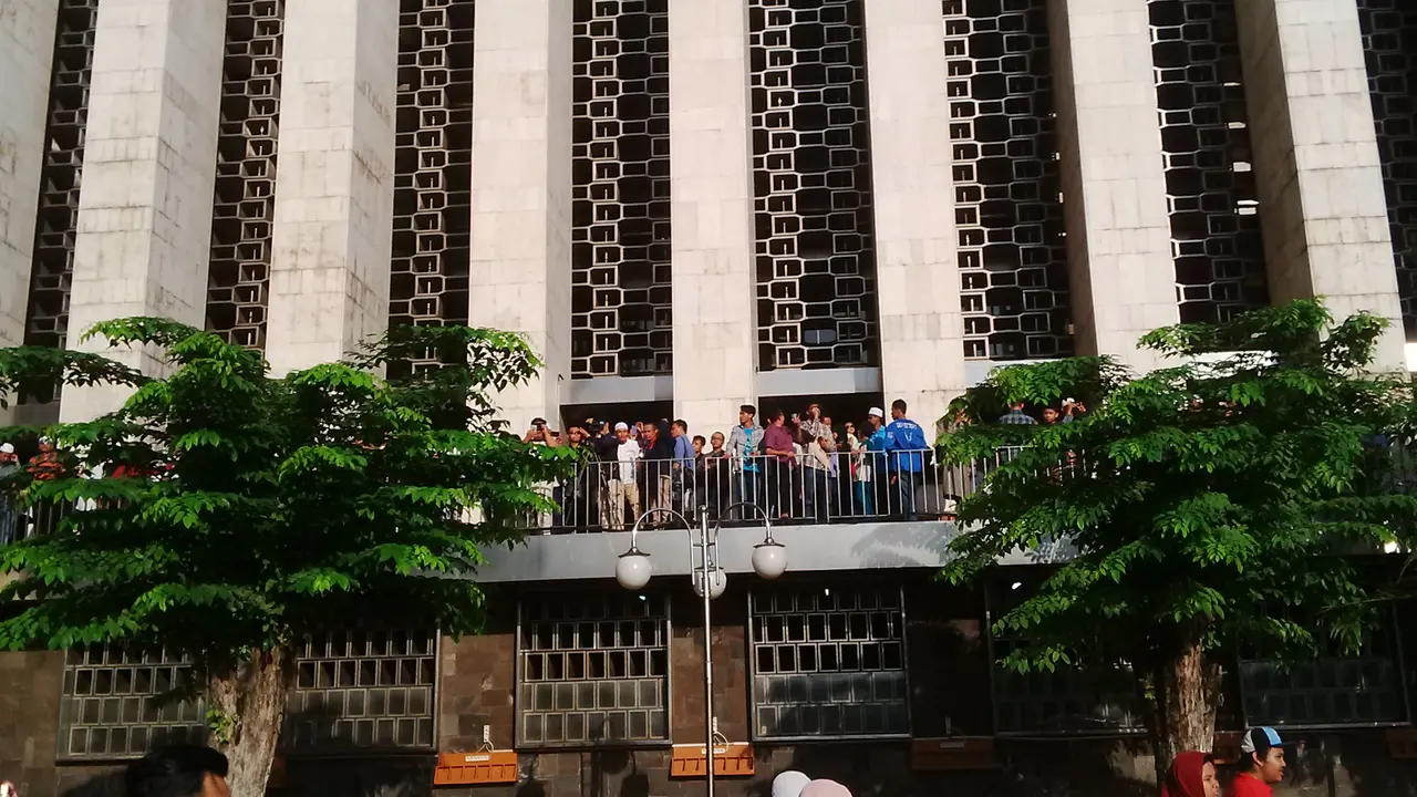 Usai Salat, Jamaah di Masjid Istiqlal Saksikan Gerhana Matahari