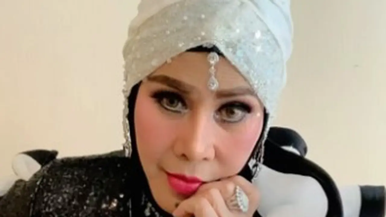 Elvy Sukaesih (https://www.instagram.com/p/CfmNKroFFCH/)