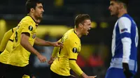 Bek Borussia Dortmund, Lukasz Piszczek (tengah) usai mencetak gol ke gawang Porto, pada laga leg pertama, di Stadion Signal Iduna Park, Kamis atau Jumat (19/2/2016) dini hari WIB. (AFP/Patrik Stollarz). 