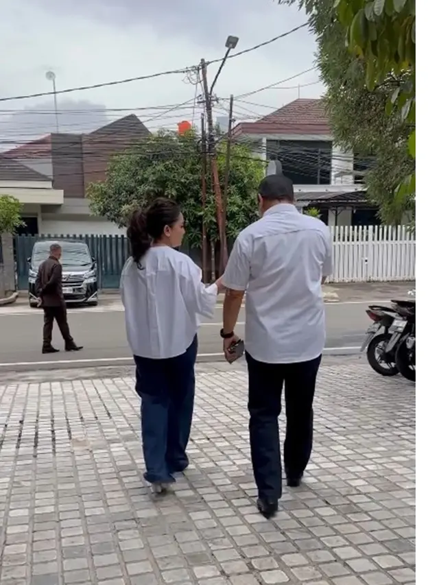 6 Momen Mayangsari ke TPS Bareng Bambang Trihatmodjo, Serasi Pakai Kemeja Putih