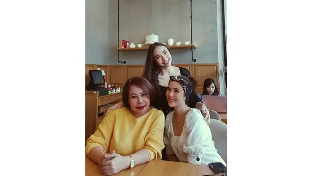 Momen kebersamaan Valerie bersama sang ibu dan kakak, kompak banget.