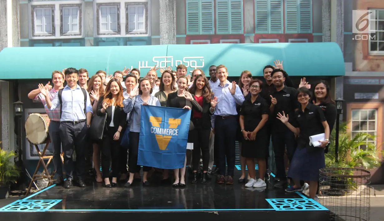 Sejumlah mahasiswa Universitas Virginia foto bersama saat berkunjung di Studio Indosiar, Daan Mogot, Jakarta, Kamis (31/5). Kunjungan tersebut untuk mengetahui bagaimana sebuah perusahaan media itu bekerja. (Liputan6.com/Arya Manggala)