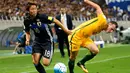 Pemain Jepang Takuma Asano berebut bola dengan  pemain Australia, Brad Smith saat pertandingan kualifikasi Piala Dunia Grup B di Saitama, Jepang (1/9). Pada pertandingan tersebut Jepang menang 2-0 atas Australia. (AP Photo / Shuji Kajiyama)
