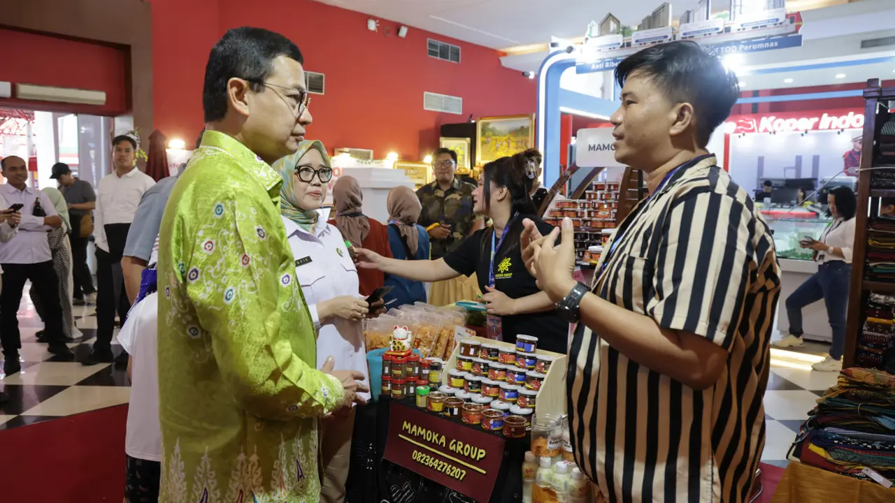 Kepala BPOM Taruna Ikrar mendengar soal keluhan pelaku UMKM tentang sulitnya dapat izin edar BPOM di PRJ pada Rabu, 9 Juli 2025. (Dok BPOM)