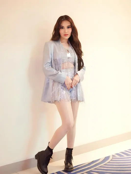 Tampil ektra glamor dengan sequin set dan fringe jacket, penampilan Ayu Ting Ting ini dipuji bak Jennie BLACKPINK. [ayutingting92]