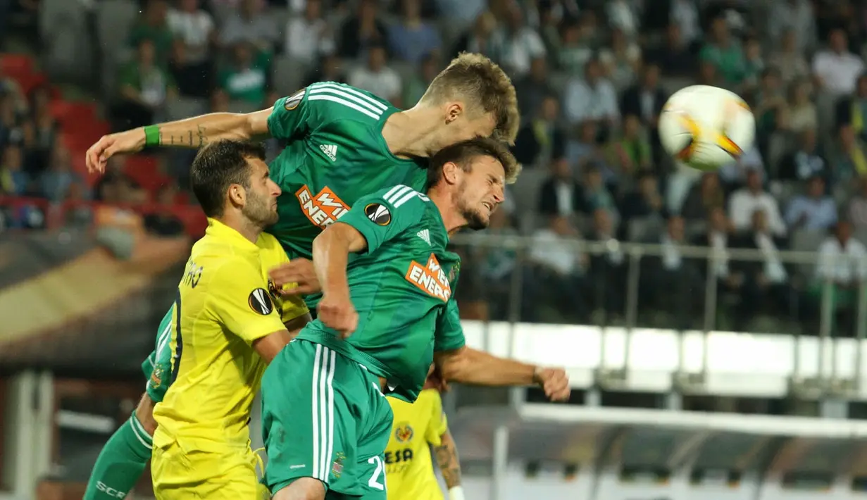 Pemain Rapid, Max Hofmann dan Mario Pavelic, berduel di udara dengan pemain Villarreal CF, Leo Baptistao di laga fase grup Liga Europa di Stadion Ernst Happel, Wina, Austria, Kamis (18/9/2015) dini hari WIB. (Bola.com/Reza Khomaini)