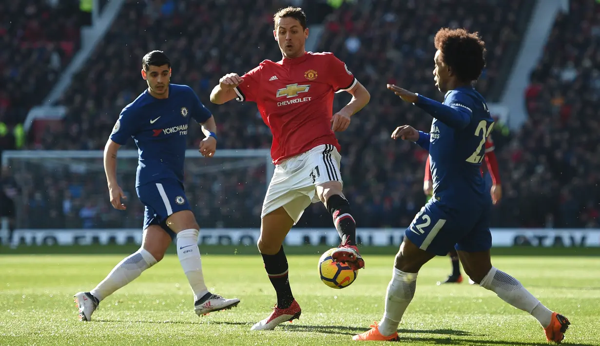 Gelandang Manchester United Nemanja Matic berebut bola dengan pemian Chelsea Willian dan Alvaro Morata pada laga pekan ke-28 Premier League, di Old Trafford, Minggu (25/2). Manchester United menuai kemenangan tipis 2-1 atas Chelsea. (Oli SCARFF / AFP)