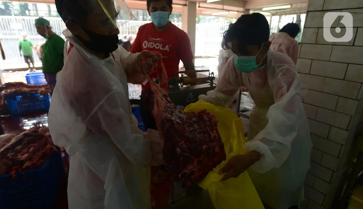 Panitia memakai masker dan pelindung wajah saat memotong daging kurban di RPH Masjid Istiqlal, Jakarta, Sabtu (1/8/2020). Daging kurban ini nantinya akan diantarkan dari rumah ke rumah kepada penerima berdasarkan hasil survei pihak Masjid Istiqlal. (merdeka.com/Imam Buhori)