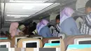 Para penumpang GA-618 mulai turun dari pesawat yang tergelincir di Bandara Internasional Sultan Hasanuddin, Makassar, Selasa (2/6/2015). Pesawat Garuda Indonesia rute Jakarta-Makassar tersebut tergelincir saat akan mendarat. (twitter.com/agus_noor)