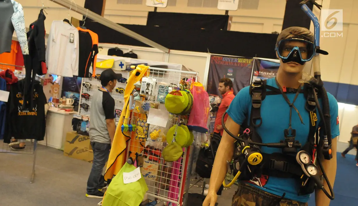 Pengunjung melihat salah satu produk saat Indonesia Sport Expo Forum (ISEF) 2017, Tangerang, Kamis (18/5). Pameran produk olahraga terbesar di Indonesia ini digelar di ICE BSD City, 17 hingga 21 Mei 2017. (Liputan6.com/Helmi Afandi)