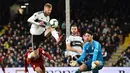 Penyelamatan dilakukan bek Fulham, Tim Ream pada laga lanjutan Premier League yang berlangsung di Stadion Craven Cottage, London, Minggu (17/3). Liverpool menang 2-1 atas Fulham. (AFP/Glyn Kirk)