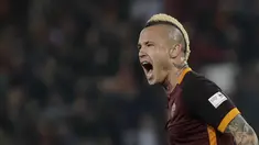 Pemain  AS Roma, Radja Nainggolan  merayakan golnya ke gawang Inter Milan saat timnya bermain imbang 1-1 pada lanjutan Serie A, di Stadion Olimpico, Sabtu atau Minggu (20/3/2016) dini hari WIB. (REUTERS/Max Rossi)