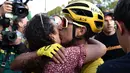 Kemenangan Egan Bernal (kanan) pada Tour de France 2019 disambut oleh pelukan Sang kekasih, Xiomy Guerrero di garis finis. (AFP/Martin Bureau)