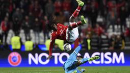 Pemain Benfica, Renato Sanches (atas) berebut bola dengan pemain  Zenit, Javi Garcia pada leg pertama 16 besar Liga Champions di Estadio do Sport Lisboa, Rabu (17/2/2016) dini hari WIB. (AFP / Francisco Leong)