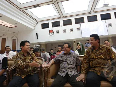 Ketua KPU Pusat, Husni Kamil Manik (kedua kiri) saat menghadiri acara Launching Buku hasil pemantauan JPPR dalam Pemilu 2014 dan kesiapan pemantauan pilkada serentak 2015 di Kantor KPU, Jakarta, Kamis (21/5/2015). (Liputan6.com/Faizal Fanani)