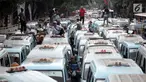 Sopir angkot trayek 44 (Jatinegara-Kampung Melayu-Tebet) melakukan unjuk rasa di sekitar Stasiun Tebet, Jakarta, Senin (12/2).  Angkot M-44 memenuhi jalan akses putaran balik di bawah flyover Tebet hingga menimbulkan kemacetan (Liputan6.com/Arya Manggala)