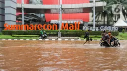 Di Jalan Boulevard Raya, Kelapa Gading, Jakarta, banjir sudah terjadi sejak Selasa (28/1/2025) malam. (Liputan6.com/Herman Zakharia)