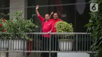 Pasangan Pilkada Solo 2020, Achmad Purnomo- Teguh Prakosa menyapa awak media saat tiba di DPP PDIP, Jakarta, Senin (10/2/2020). Kedatangannya tersebut untuk Proses fit and proper test calon pilkada 2020. (Liputan6.com/Faizal Fanani)