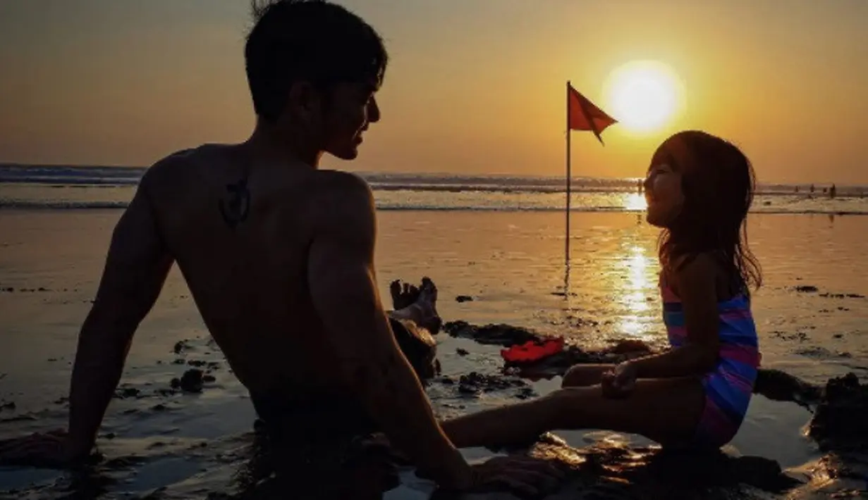 <p>Dalam banyak potretnya pasangan ayah dan anak ini terlihat begitu dekat dan bahagia saat bersama. (Foto: Instagram/nickytirta)</p>