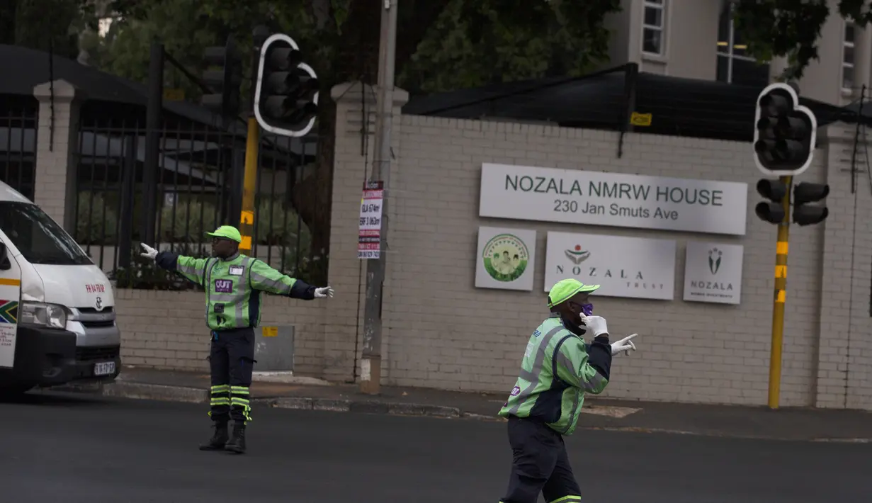 Pointsmen mengendalikan persimpangan yang sibuk selama pemadaman listrik di Johannesburg, Rabu, 21 September 2022. Ekonomi paling maju di Afrika, Afrika Selatan (Afsel), kini menghadapi pemadaman listrik besar-besaran yang disebabkan tuanya infrastruktur dan gagalnya perawatan pembangkit listrik. (AP Photo/Denis Farrell)