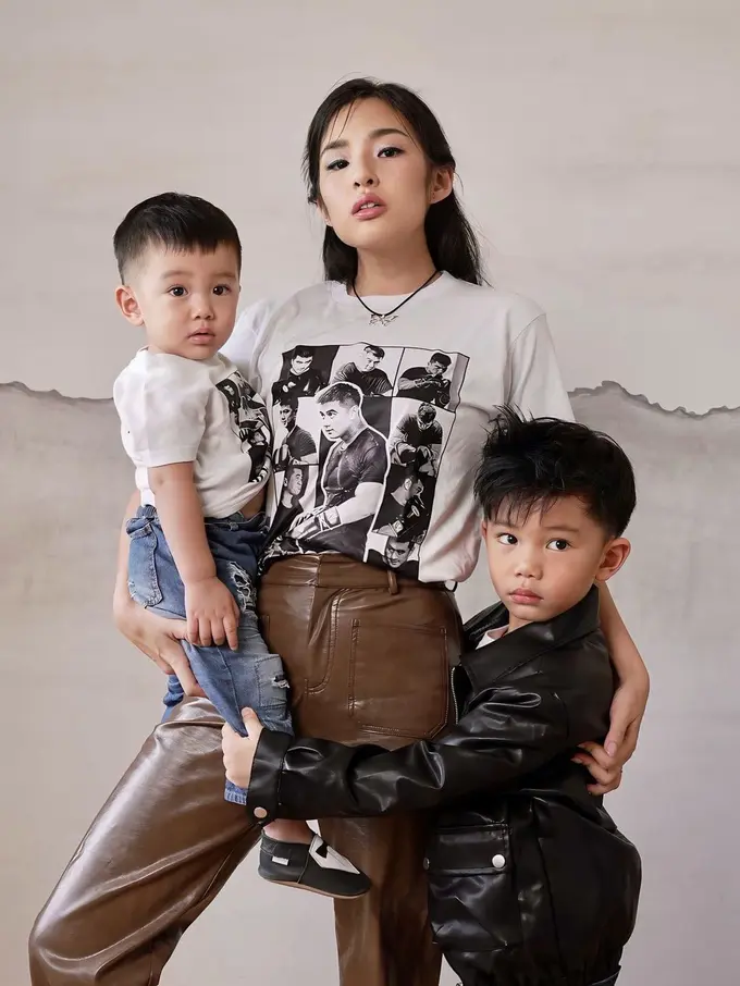 Gaya Rock 'n' Roll Tiffany Soetanto dan Kedua Putranya yang Dukung Chef Arnold Bertarung Tinju