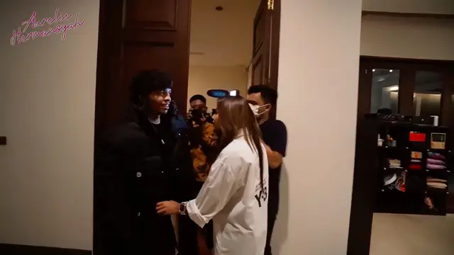 Momen Atta Halilintar dan Aurel Hermansyah Foto Untuk Buku Nikah. (Sumber: YouTube/Aurelie Hermansyah