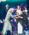 Pedangdut Leti Kejora senang bisa memboyong empat penghargaan dari ajang bergengsi SCTV Music Award 2023 pada Selasa (9/5). Dengan penghargaan tersebut, istri Rizky Billar itu semakin semangat untuk berkarya. [Foto: Muhammad Akrom Sukarya/© KapanLagi.com]
