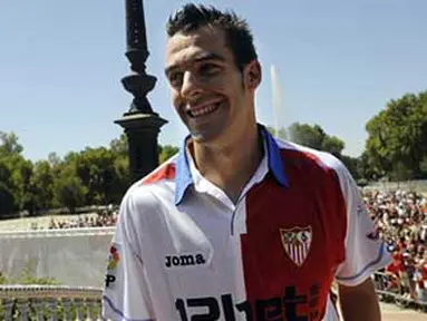 Pemain baru Sevilla, Alvaro Negredo Sanchez tersenyum saat presentasi di Spain&#039;s Square, Sevilla, 21 Agustus 2009. AFP PHOTO / CRISTINA QUICLER 