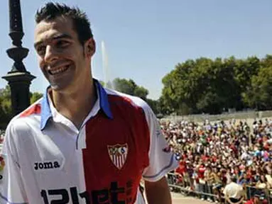 Pemain baru Sevilla, Alvaro Negredo Sanchez tersenyum saat presentasi di Spain's Square, Sevilla, 21 Agustus 2009. AFP PHOTO / CRISTINA QUICLER 
