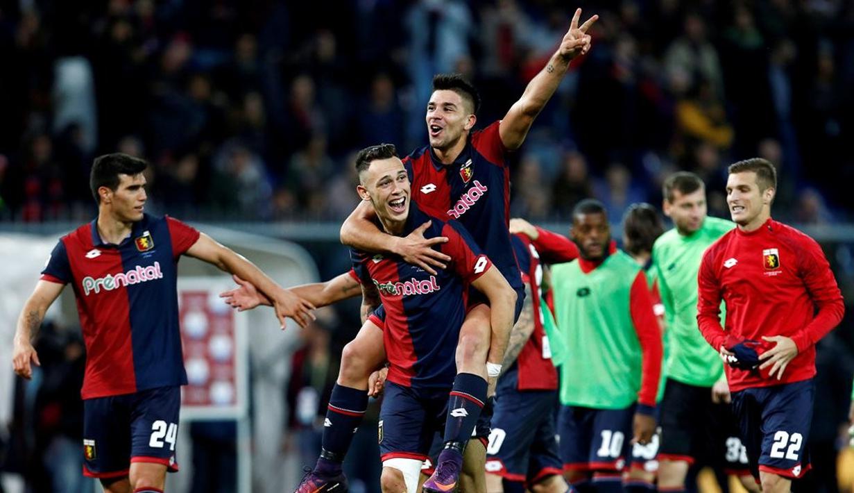 Giovanni Simeone dan para pemain Genoa merayakan kemenangan atas Juventus, pada laga pekan ke-13 Serie A, di Stadion Luigi Ferraris, Minggu (27/11/2016). (Reuters/Alessandro Garofalo)