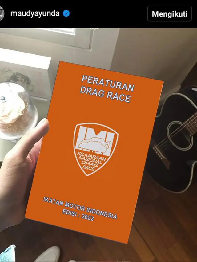5 Editan Foto Buku Bacaan Maudy Ayunda Ini Bikin Nyengir