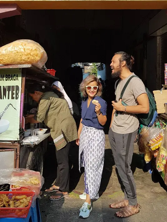 Tak hanya saat berada di atas panggung, Widi Mulia juga menggunakan kain tradisional saat ia berpergian. (foto: instagram.com/widimulia)