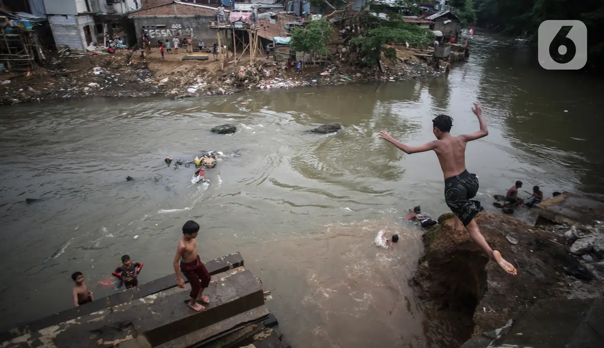 Anak-anak bermain di Sungai Ciliwung, Jakarta, Selasa (24/8/2021). Sungai Ciliwung menjadi tempat alternatif untuk bermain di kala pandemi karena ditutupnya ruang-ruang bermain atau taman kota, dan juga karena kurangnya ruang bermain bagi anak-anak. (Liputan6.com/Johan Tallo)